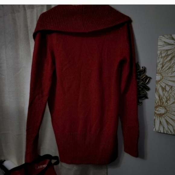 Sofia red sweater size large.  Fits like a 1x - Picture 4 of 4